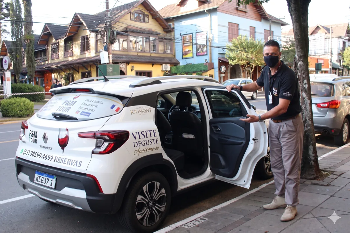 homem abrindo porta do carro oferecendo transfer